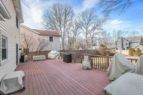 11 Locust Pl, Huntington Station NY 11746-4233 exterior