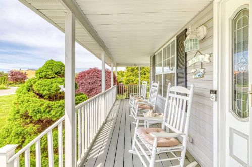 7 Apple Cider Ln, Center Moriches, NY 11934-1517