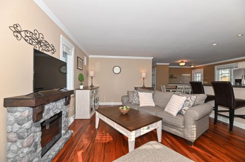 25814 Loomis Rd, Waterford, WI 53185-1454