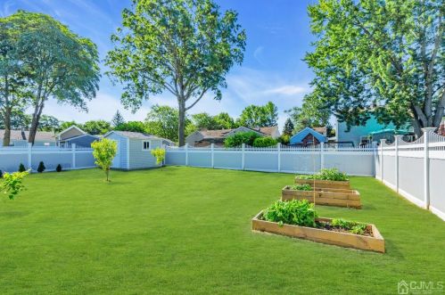 5 Bush Pkwy, East Brunswick NJ  08816-2208 exterior