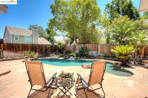 2309 Windsor Ln, Oakley CA  94561-3317 exterior