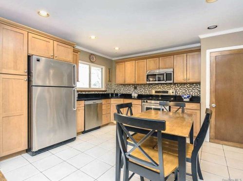 903 Gloucester Ct, Westbury NY  11590-5301 exterior