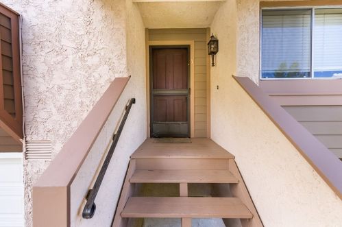 20056 Avenue Of The Oaks, Santa Clarita CA  91321-1361 exterior