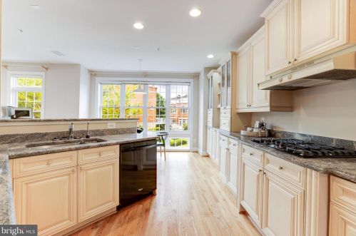 12158 Chancery Sta Cir, Herndon VA 20190-5803 exterior