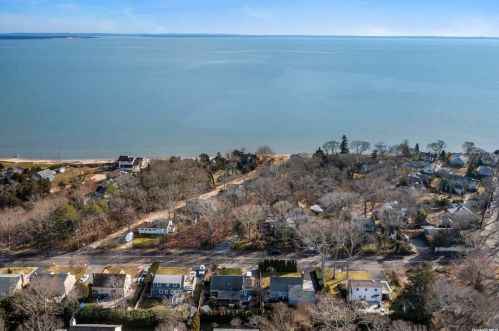 4985 Peconic Bay Blvd, Laurel, NY 11948-1838