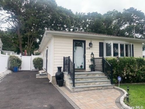 134 24th St, Wheatley Heights, NY 11798-2108