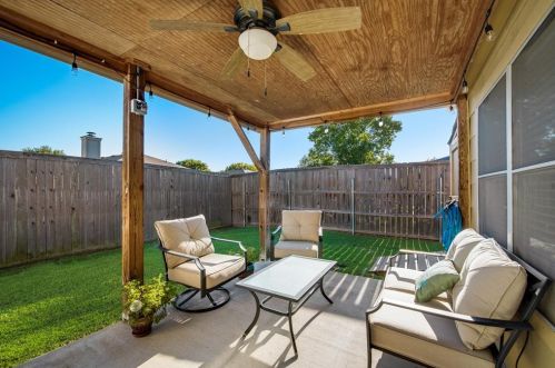 1013 Greenbend Dr, Denton TX  76210-8677 exterior