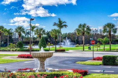 650 Saratoga Cir, Naples FL  34104-8757 exterior