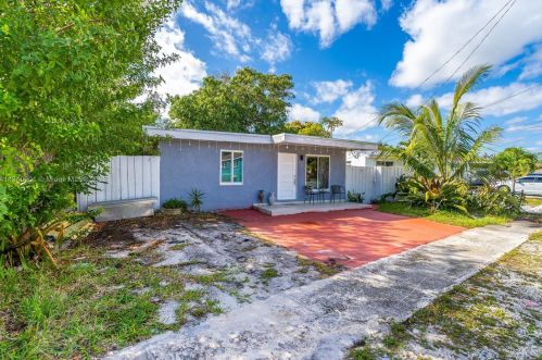689 7th Ter, Dania Beach FL  33004-3832 exterior