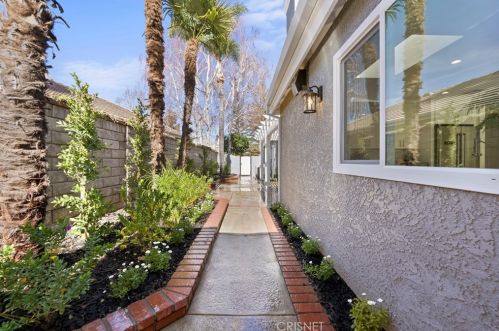 24370 Mornington Dr, Santa Clarita CA  91355-2037 exterior