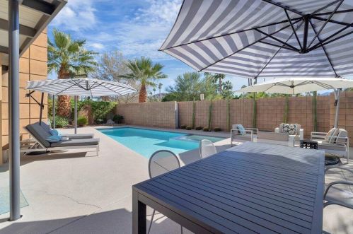 915 Oceo Cir, Palm Springs CA  92264-0330 exterior