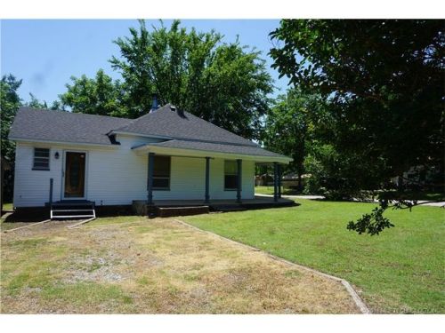 912 3rd St, Henryetta, OK 74437-3438