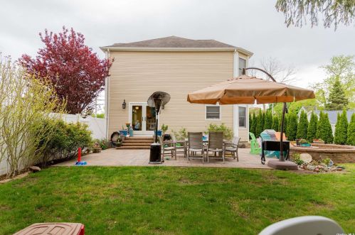 16 Woodrow Pkwy, Babylon, NY 11704-7315