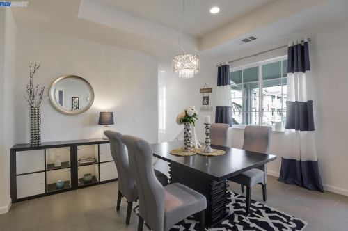640 Turnbuckle Dr, Redwood City, CA 94063-5609
