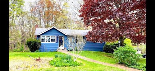 25 Beachwood Dr, North Kingstown, RI 02852-6904