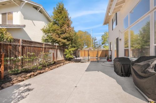 1413 Casablanca Cir, Gilroy CA 95020-7467 exterior