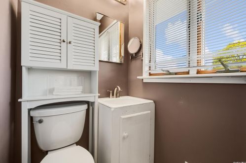 7 Newbrook Ln, Elwood NY  11731-5230 exterior