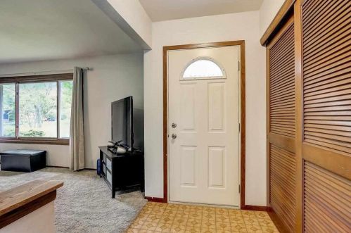 302 Beaver Ct, Oconomowoc, WI 53066-9439