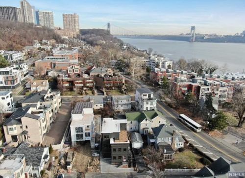 11 Lasher Ln, Edgewater NJ  07020-1403 exterior