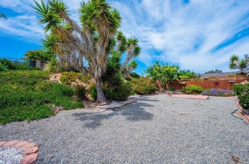 4047 Vista Calaveras St, Oceanside CA  92056-4607 exterior