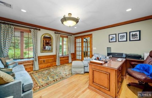 30 Oak Dr, Upper Saddle River NJ  07458-2132 exterior