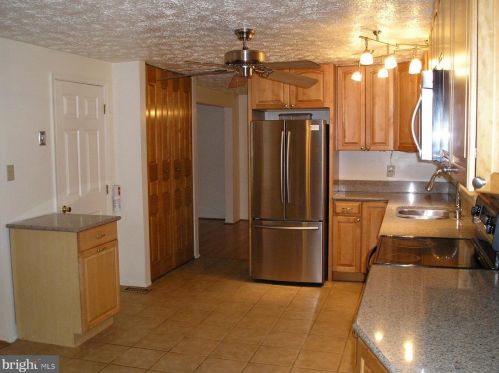 12827 Framingham Ct, Herndon VA  20171-2618 exterior