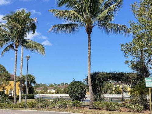 880 Pipers Cay Dr, West Palm Beach, FL 33415-4011