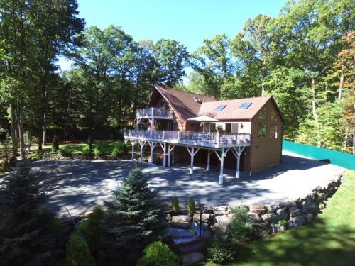 32 Crescent Dr, Hawley, PA 18428-4609
