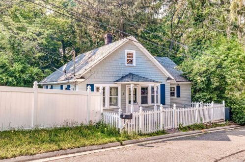 9 15th St, Matinecock, NY 11560-1509