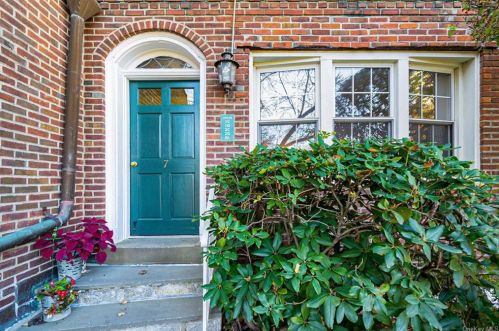 7 Sentry Pl, Scarsdale, NY 10583-2530