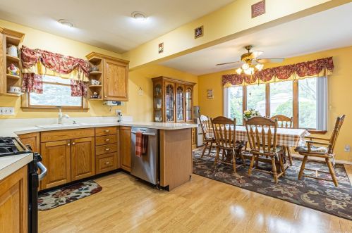 24 Wicks Rd, Elwood, NY 11731-6538