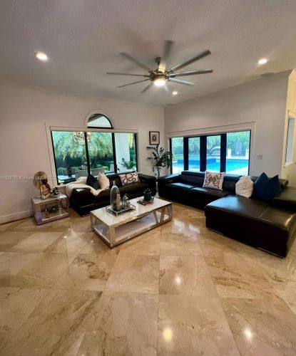 8625 169th Ter, Hialeah FL  33016-6158 exterior