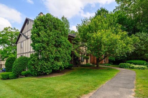 9 Chatham Ct, Brookfield Center CT  06804-2717 exterior