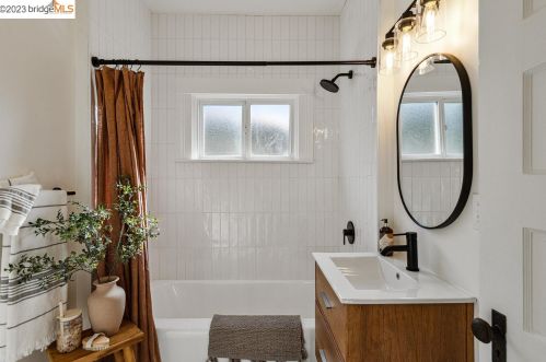 4143 Howe St, Oakland CA 94611-5117 exterior