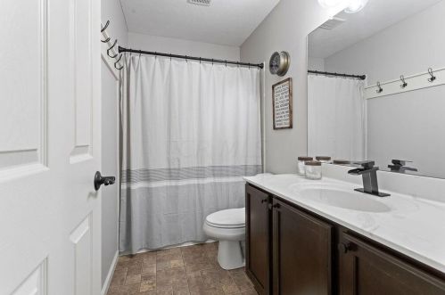 2856 Crosshurst Ct, Darbydale OH  43123-8087 exterior