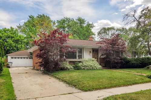 819 Maplewood Ct, Milwaukee, WI 53221-4437
