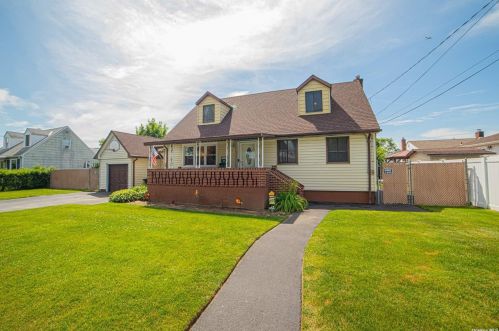 315 4th St, North Lindenhurst, NY 11757-1429