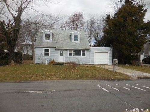 220 3rd St, North Lindenhurst, NY 11757-1407