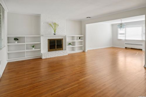 2 Coleman Dr, Williston Park NY  11596-2406 exterior