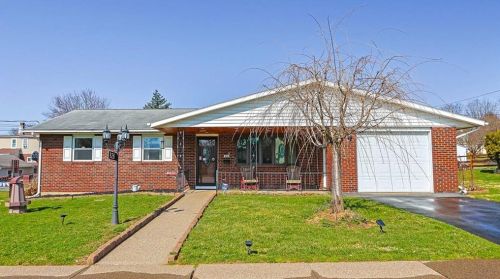 828 Detweiler Ave, Hellertown, PA 18055-1803