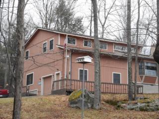 195 Sportsmen Dr, Cresco, PA 18326-7821