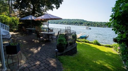 16 Maple Pkwy, Sparta NJ  07871-2011 exterior