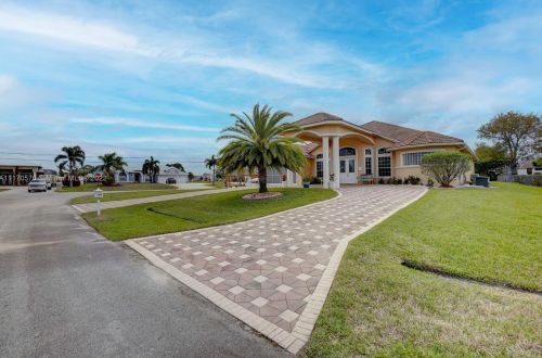 160 Saratoga Ave, Fort Pierce FL  34953-5974 exterior