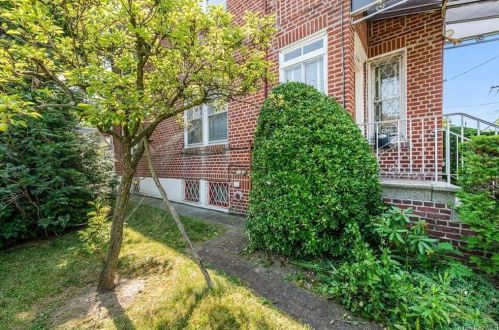 2340 Laconia Ave, Bronx NY  10469-1441 exterior