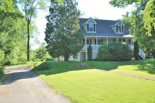 685 Main St, Glocester, RI 02859-3546