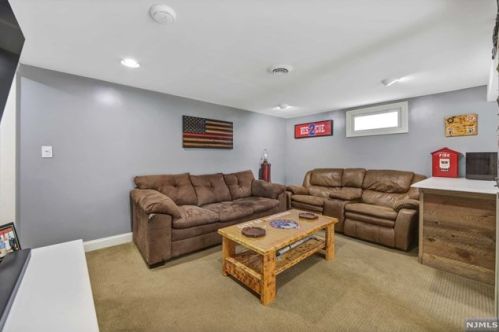 94 Yawpo Ave, Oakland NJ  07436-2718 exterior