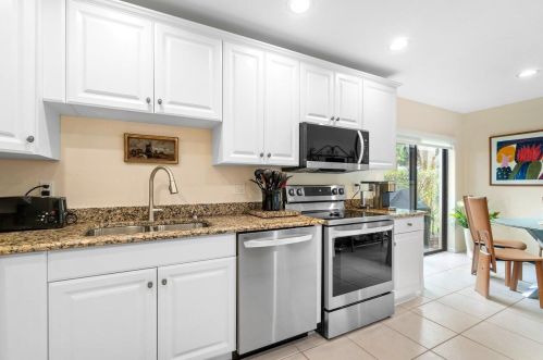 3 Westgate Ln, Boynton Beach, FL 33436-6348