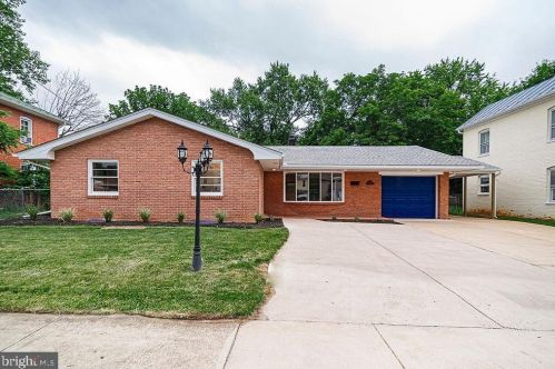 415 Liberty St, Charles Town WV  25414-1827 exterior