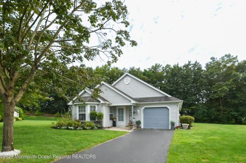 205 Skyline Dr, Lakewood NJ  08701-5740 exterior