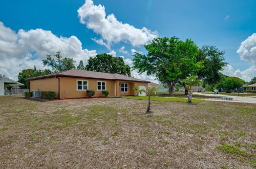 302 Eastport Cir, Fort Pierce, FL 34953-7124